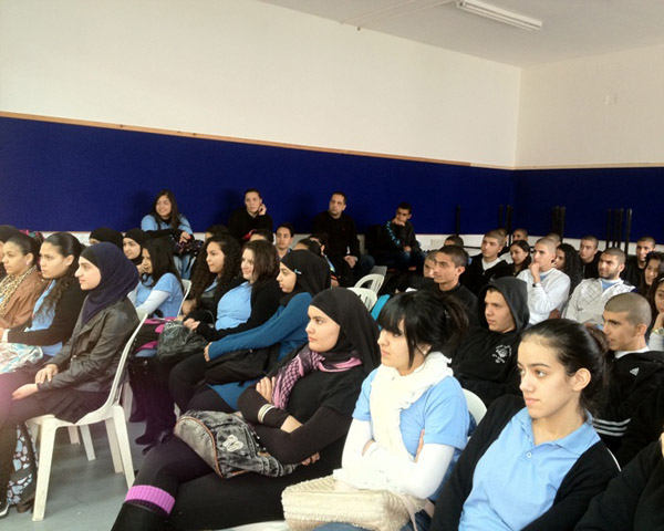 عرض مسرحي بعنوان"الوقوع في الشبكة" في المدرسة الثانوية الشاملة